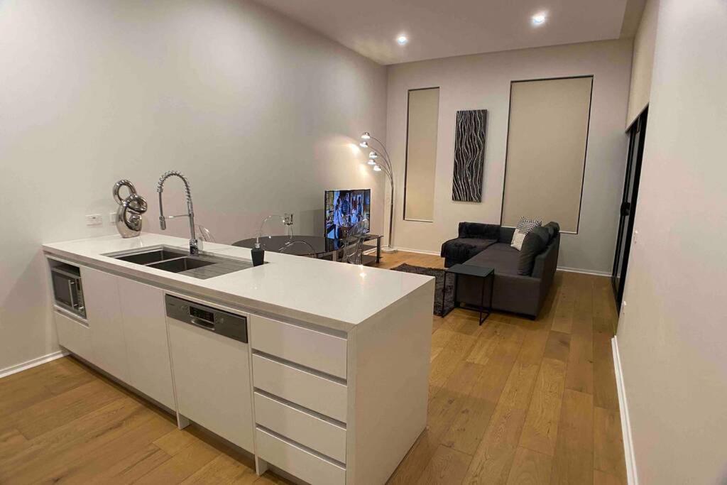 Luxe 2Br Executive Apartment Kingston Pool Parking Wifi Bbq Wine ภายนอก รูปภาพ