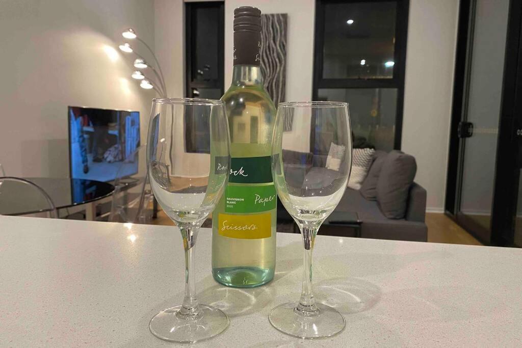 Luxe 2Br Executive Apartment Kingston Pool Parking Wifi Bbq Wine ภายนอก รูปภาพ