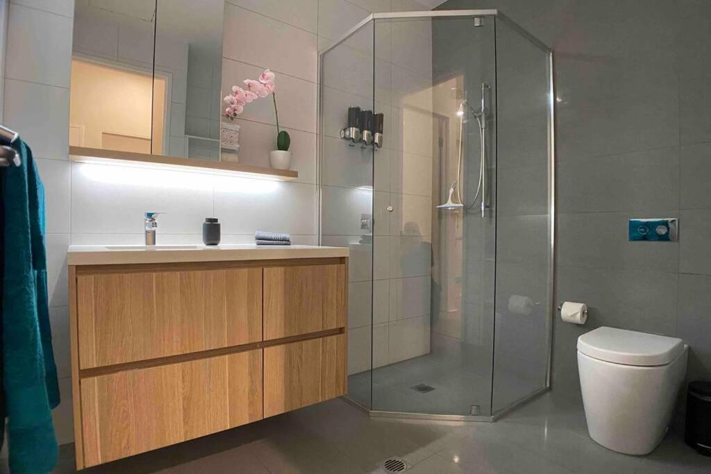 Luxe 2Br Executive Apartment Kingston Pool Parking Wifi Bbq Wine ภายนอก รูปภาพ