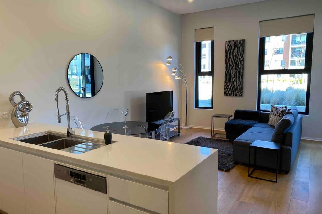 Luxe 2Br Executive Apartment Kingston Pool Parking Wifi Bbq Wine ภายนอก รูปภาพ