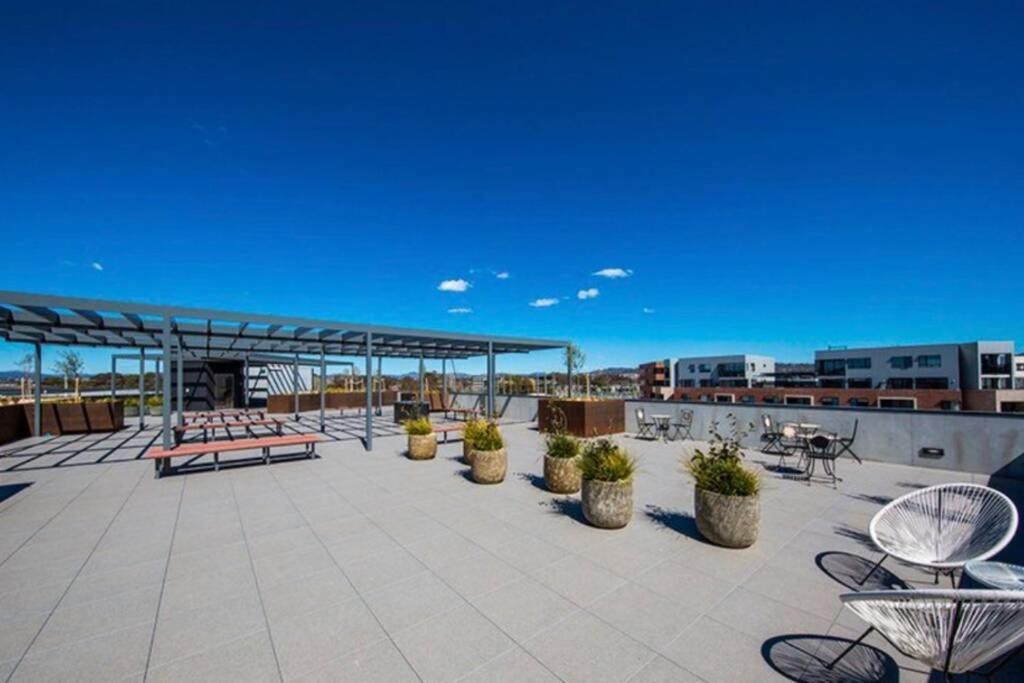 Luxe 2Br Executive Apartment Kingston Pool Parking Wifi Bbq Wine ภายนอก รูปภาพ