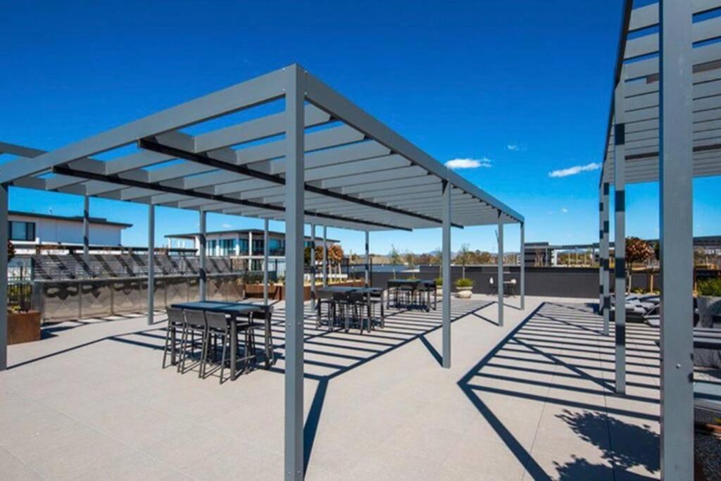 Luxe 2Br Executive Apartment Kingston Pool Parking Wifi Bbq Wine ภายนอก รูปภาพ