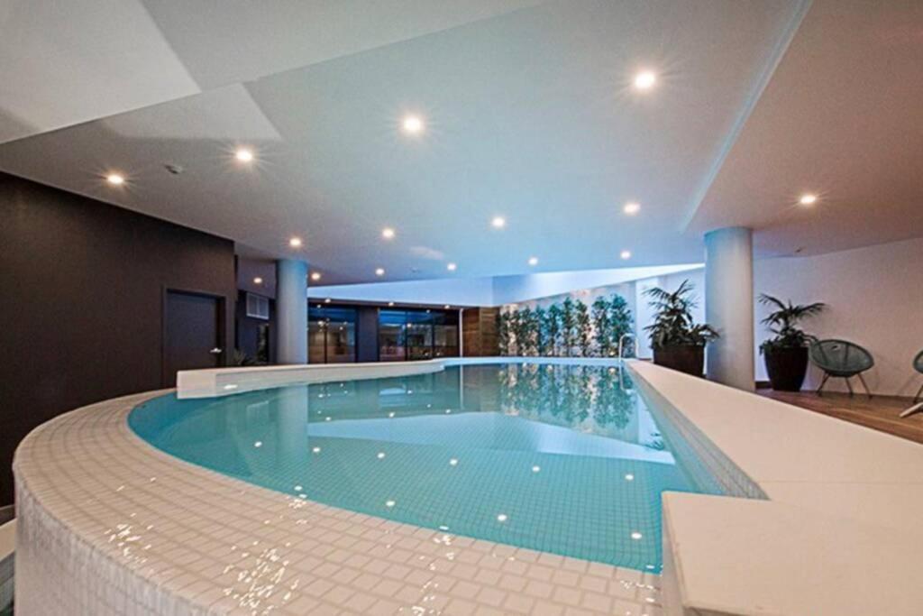Luxe 2Br Executive Apartment Kingston Pool Parking Wifi Bbq Wine ภายนอก รูปภาพ
