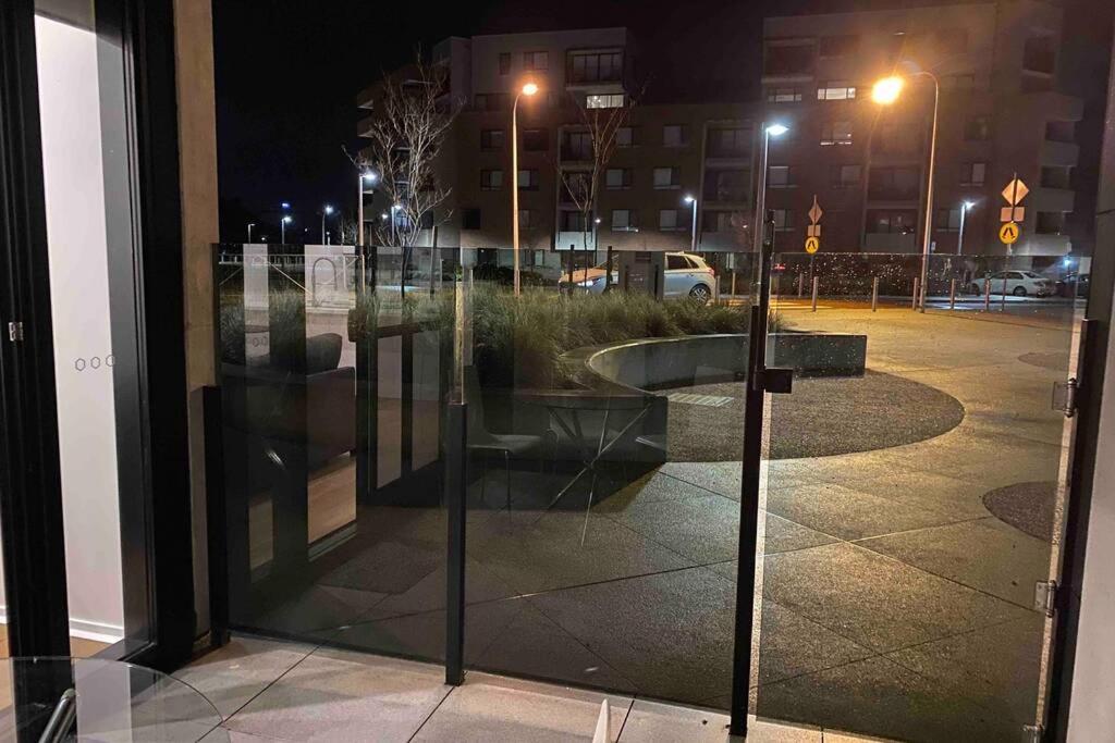 Luxe 2Br Executive Apartment Kingston Pool Parking Wifi Bbq Wine ภายนอก รูปภาพ