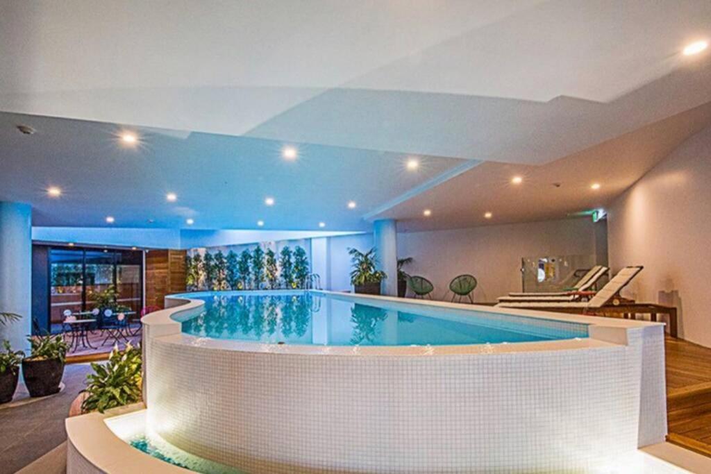 Luxe 2Br Executive Apartment Kingston Pool Parking Wifi Bbq Wine ภายนอก รูปภาพ