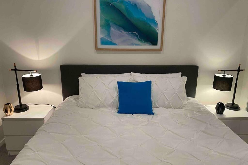 Luxe 2Br Executive Apartment Kingston Pool Parking Wifi Bbq Wine ภายนอก รูปภาพ