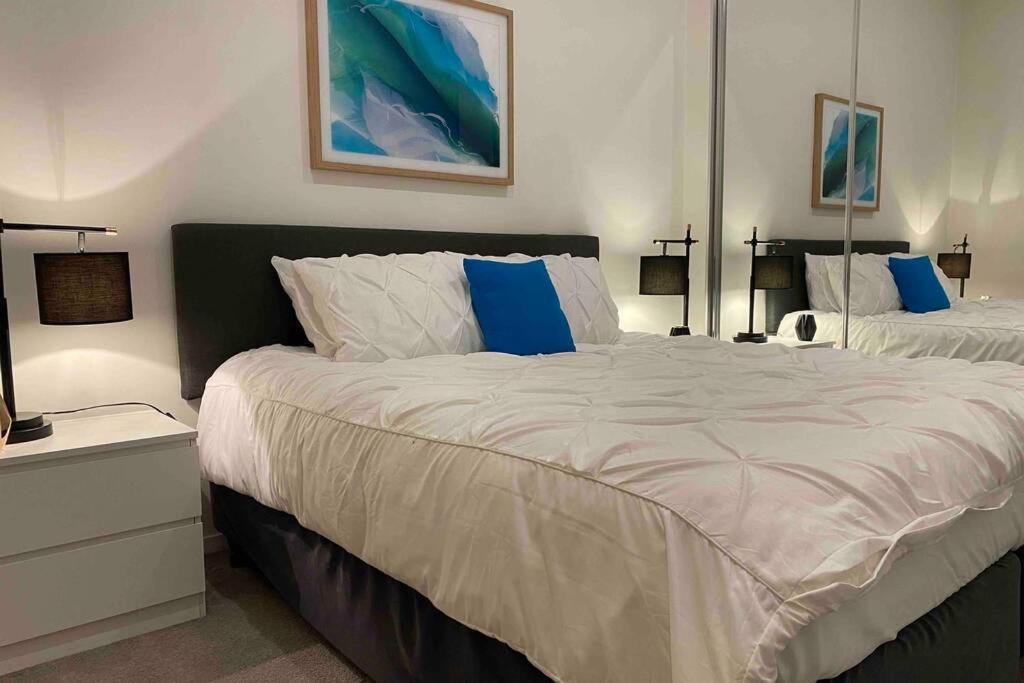 Luxe 2Br Executive Apartment Kingston Pool Parking Wifi Bbq Wine ภายนอก รูปภาพ