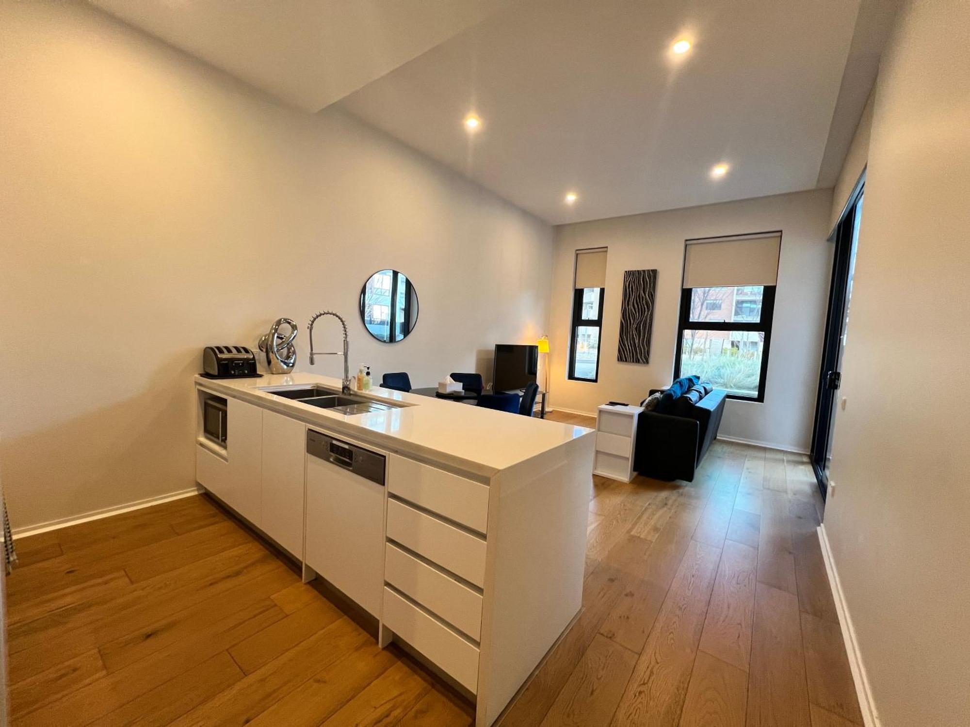 Luxe 2Br Executive Apartment Kingston Pool Parking Wifi Bbq Wine ภายนอก รูปภาพ