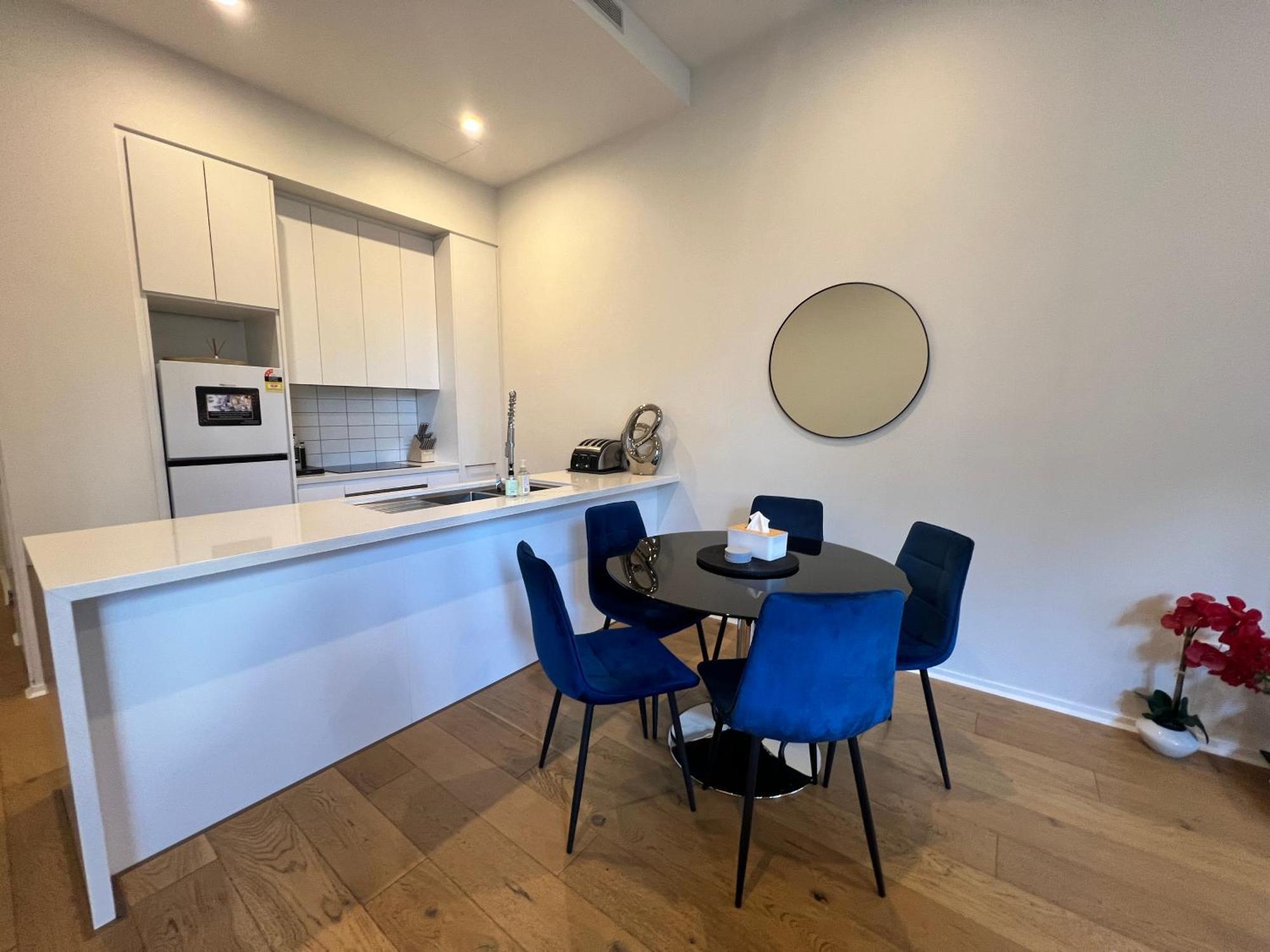 Luxe 2Br Executive Apartment Kingston Pool Parking Wifi Bbq Wine ภายนอก รูปภาพ